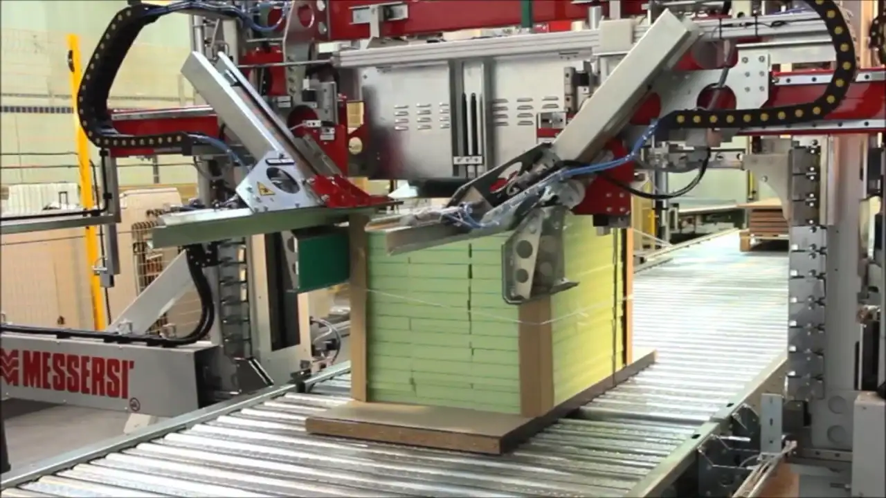 Flejadora horizontal automática aplicando fleje a una carga paletizada