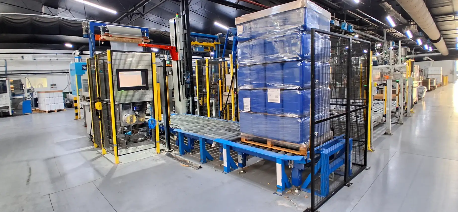 Vista general de la línea automática de embalaje para palets de envases plásticos integrada por Robotec Packing