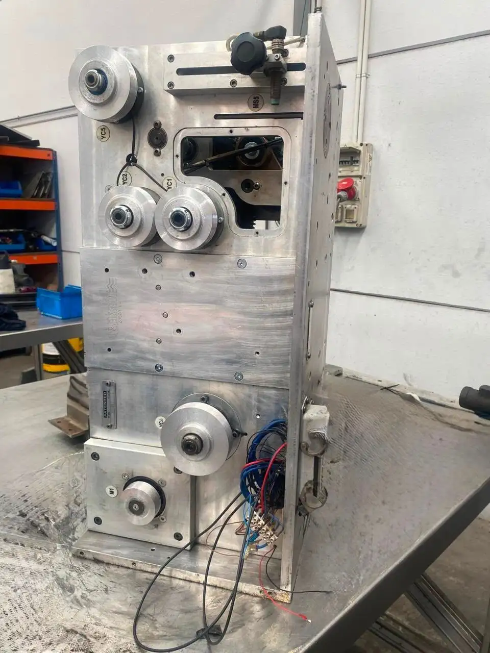 Cabezal automático de flejado preparado para mantenimiento en el servicio técnico de Robotec Packing
